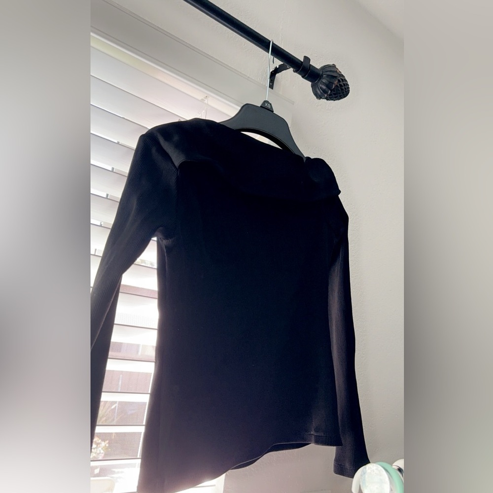 Off the shoulder rag and bone black ribbed top.